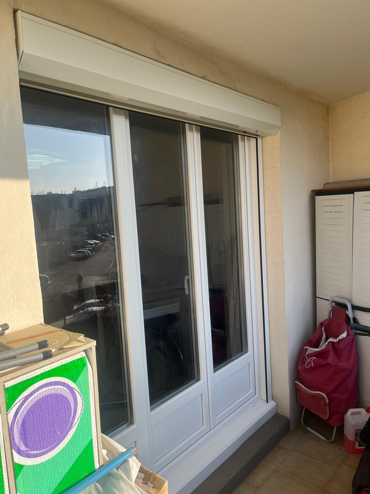 Volet roulant électrique intégré avec télécommande et motorisation silencieuse